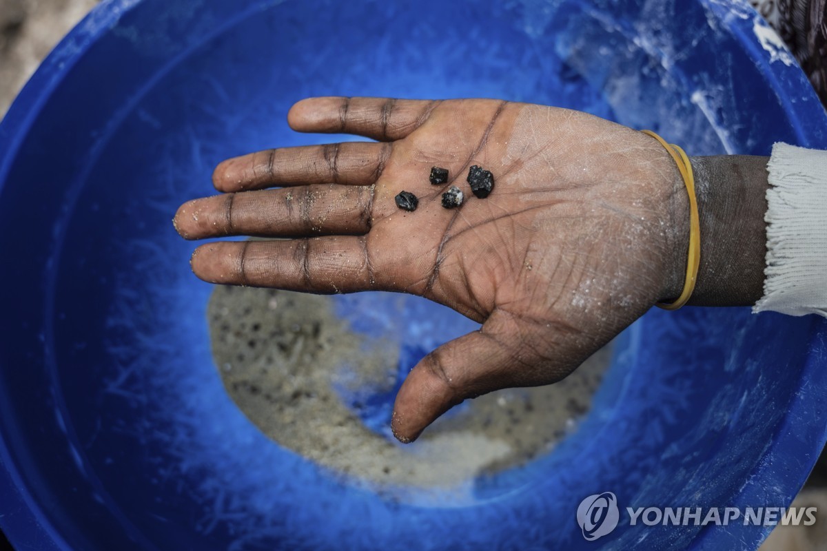루바야 광산에서 채굴된 콜탄 원석