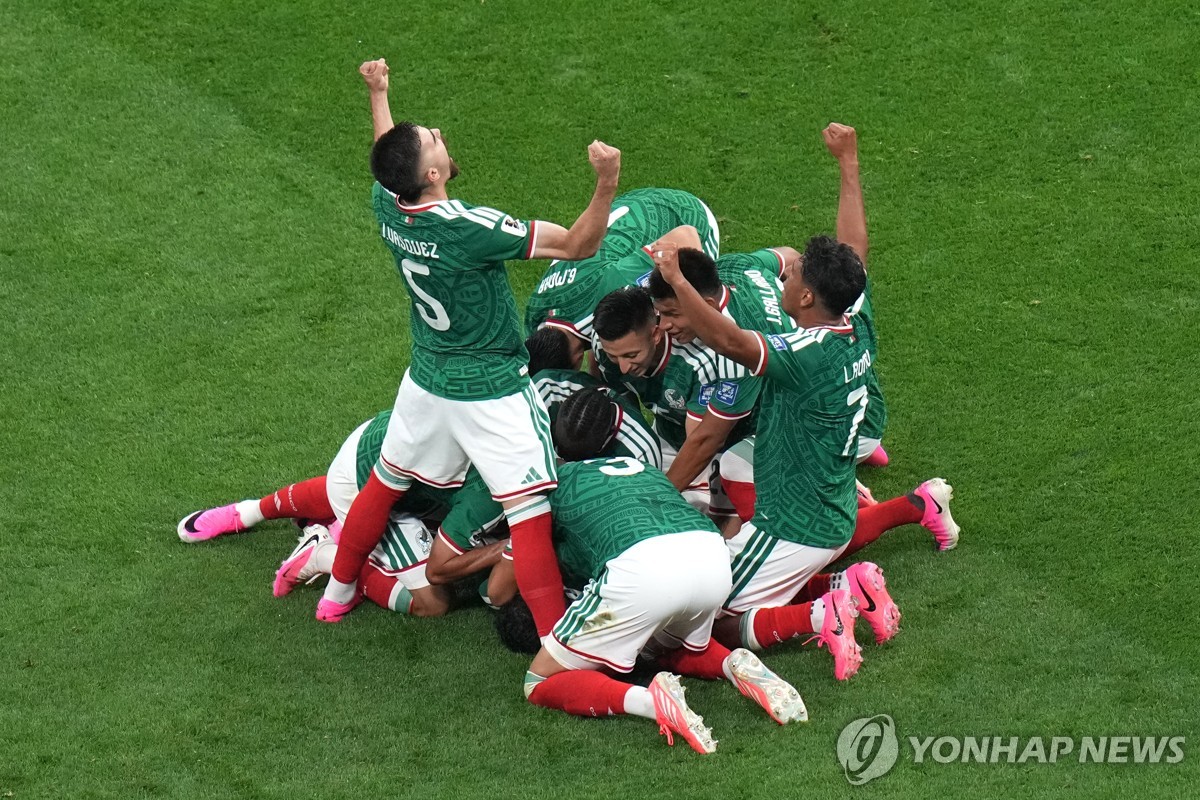 라울 히메네스의 추가골이 터진 뒤 기뻐하는 멕시코 선수들.