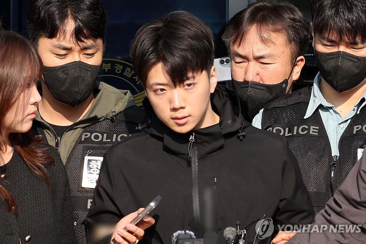 포토라인 선 장윤기