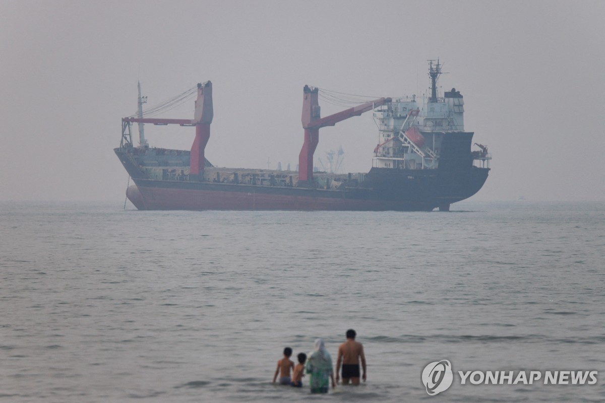 이란 반다르 아바스 해변 인근 호르무즈 해협에 서 있는 선박