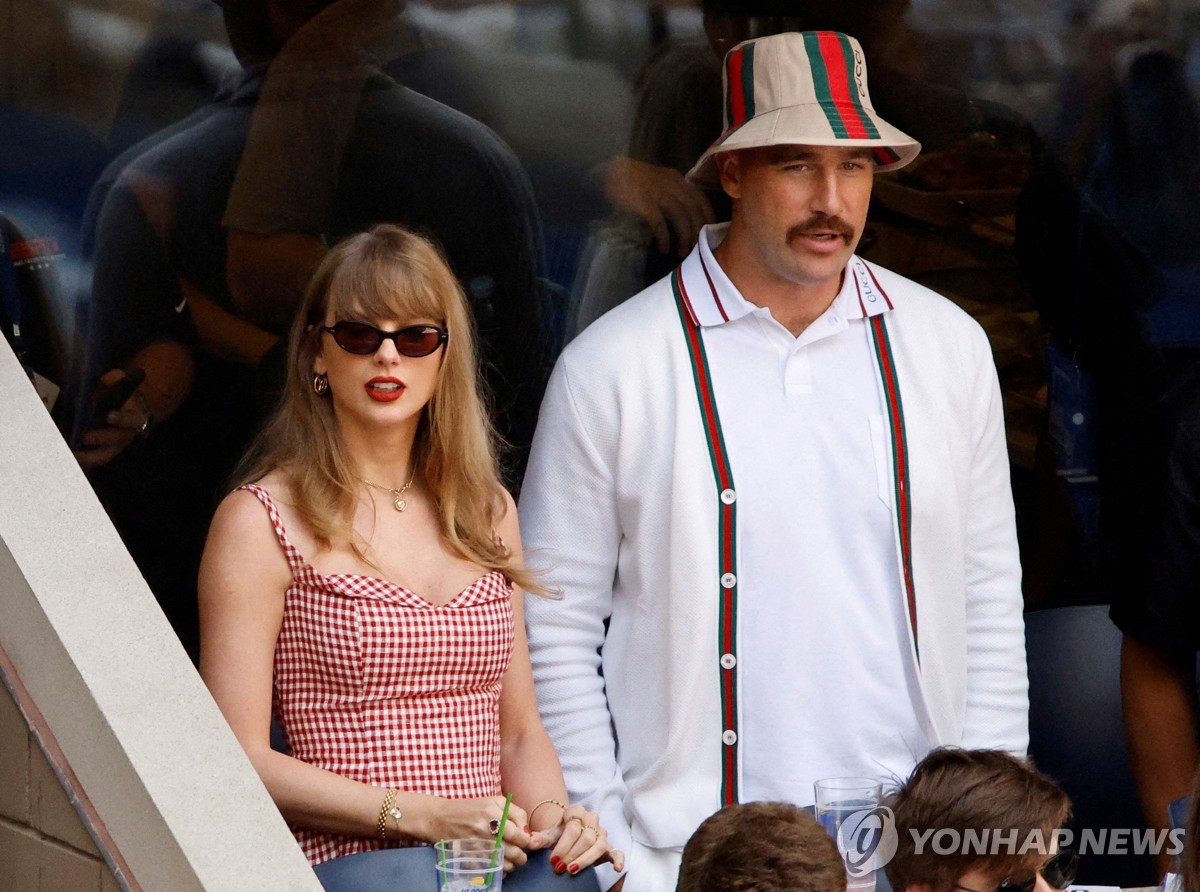 테일러 스위프트(좌)와 트래비스 켈시(우)