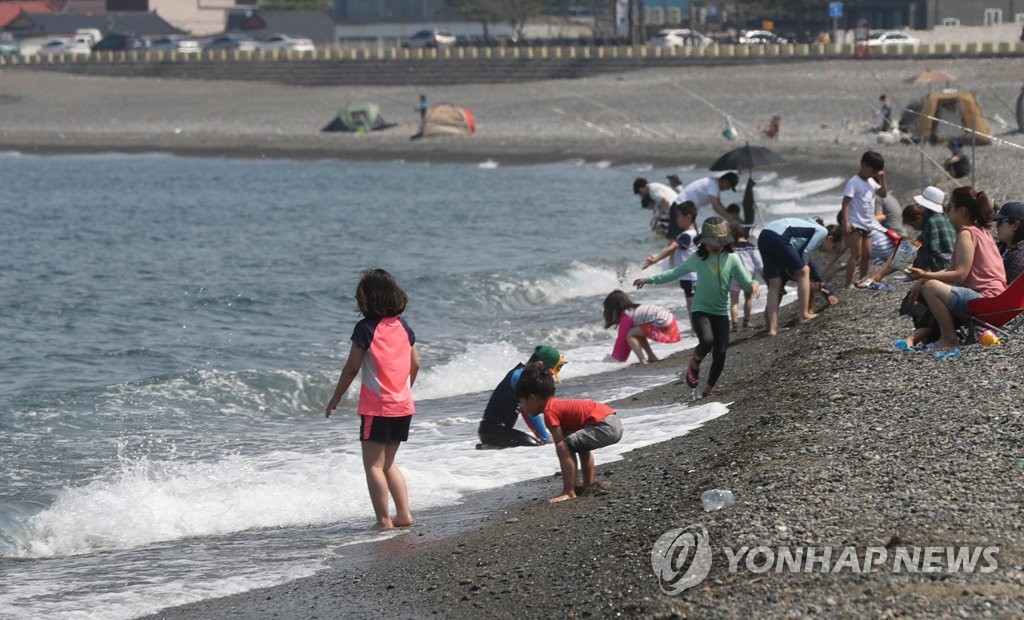 울산 북구 정자해변에서 물놀이 즐기는 어린이들