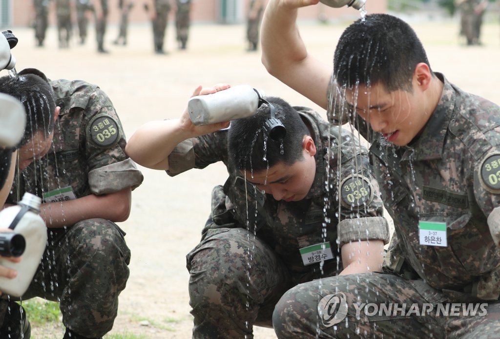 '열기 식히는 훈련병' 이 사진 기사와는 직접 관련 없음.