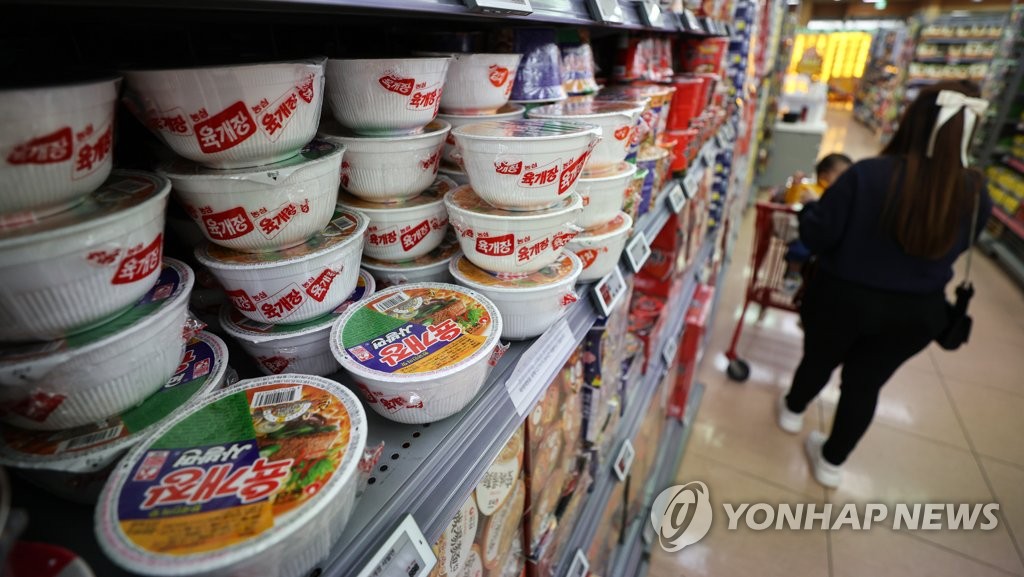 서울 시내 한 대형마트에 진열된 육개장 사발면