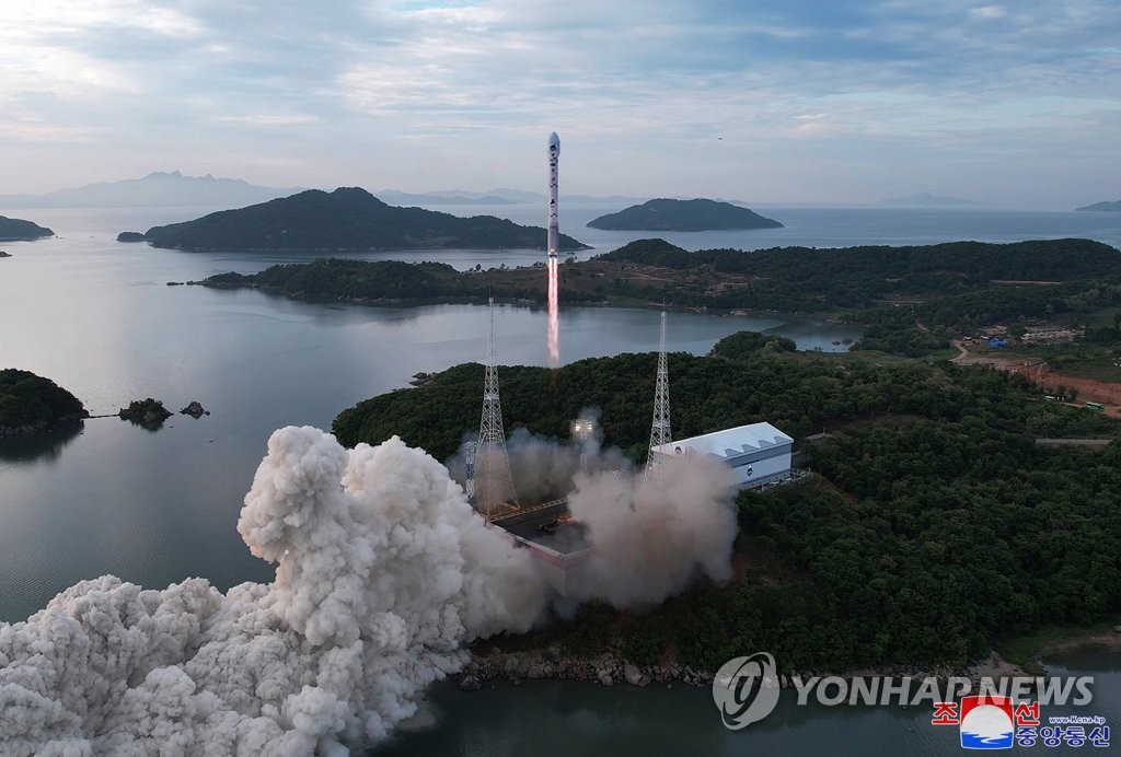 북한이 지난 2023년 5월 첫 군사정찰위성 '만리경 1호'를 실은 로켓 '천리마1형'을 발사하는 장면