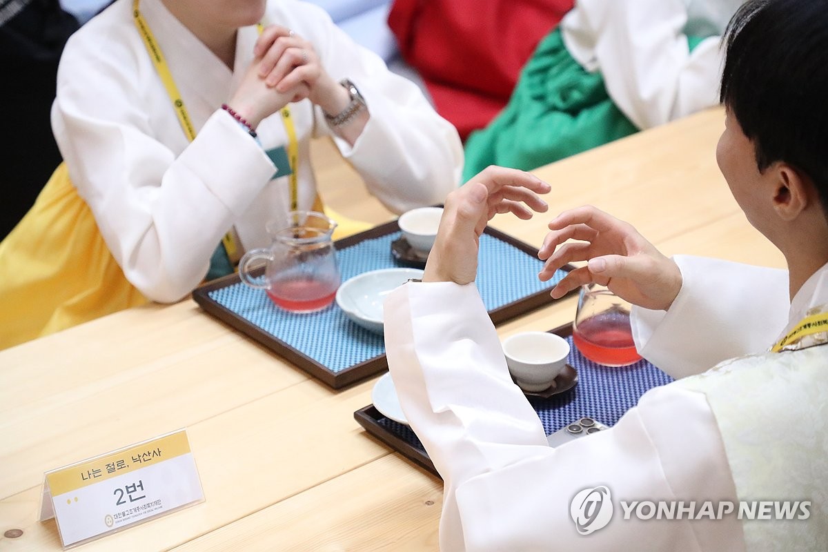 2024년 8월 '나는 절로, 낙산사'에서 차담 나누는 참가자들