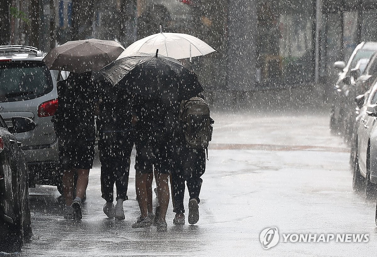 '더운데 비는 오고'