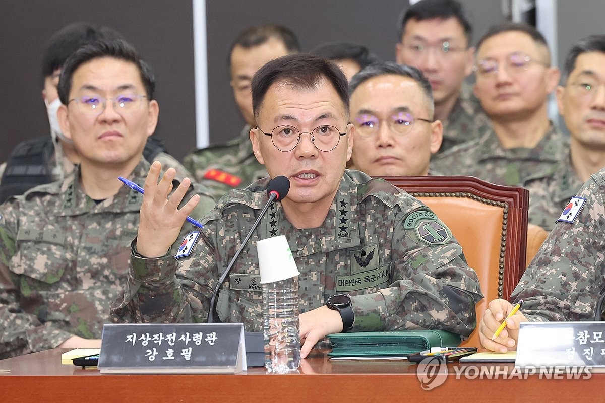 질의에 답하는 강호필 지상작전사령관