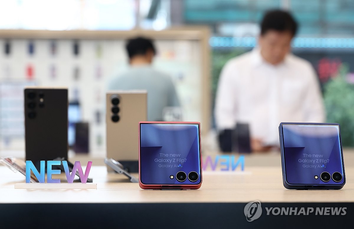 갤럭시 Z7 시리즈 둘러보는 시민들