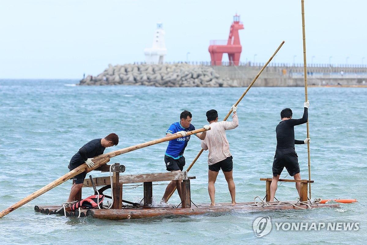 제주 이호테우 축제 프로그램 중 하나인 테우 노젓기 대회
