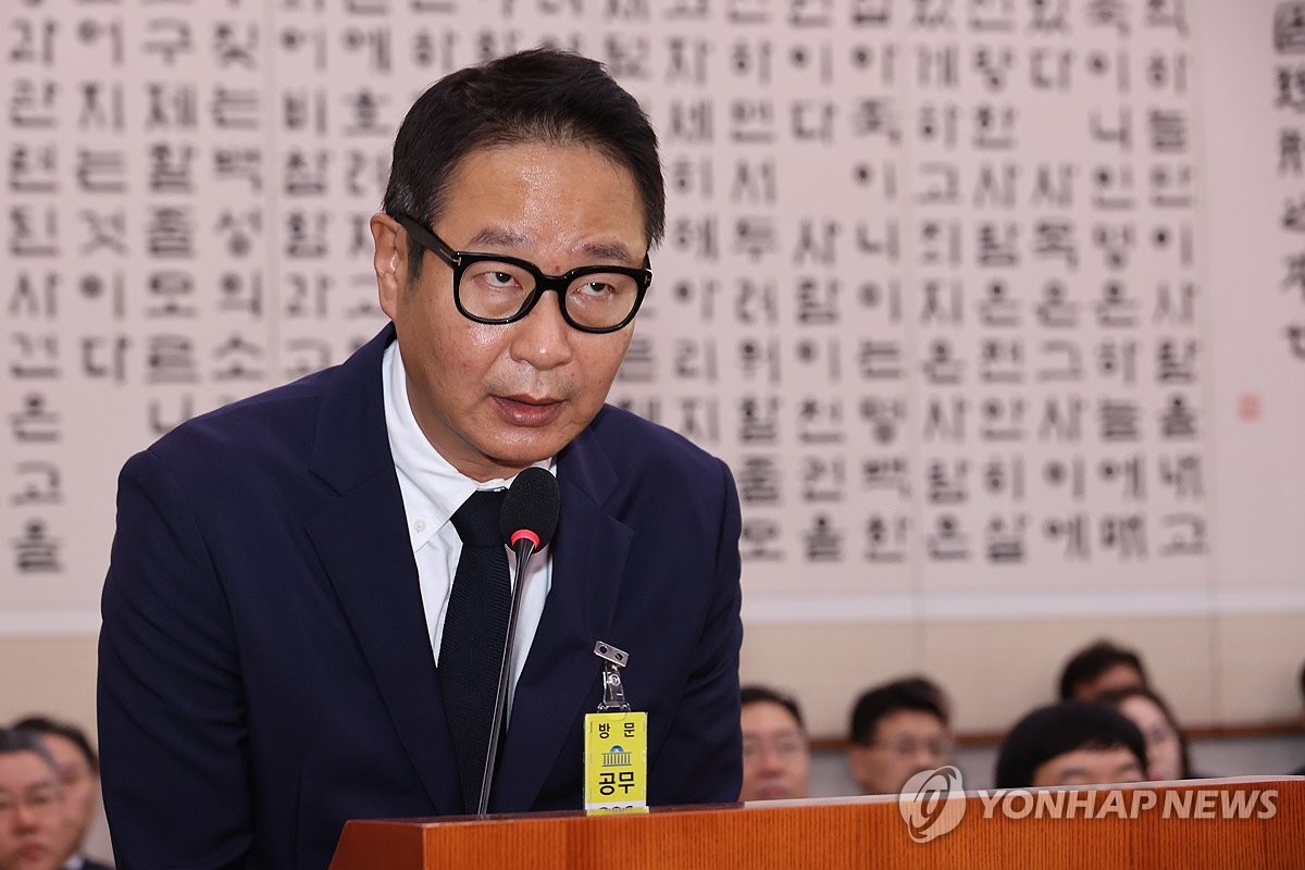 국회 국정감사에서 의원 질의에 답하는 김태영 21그램 대표 모습