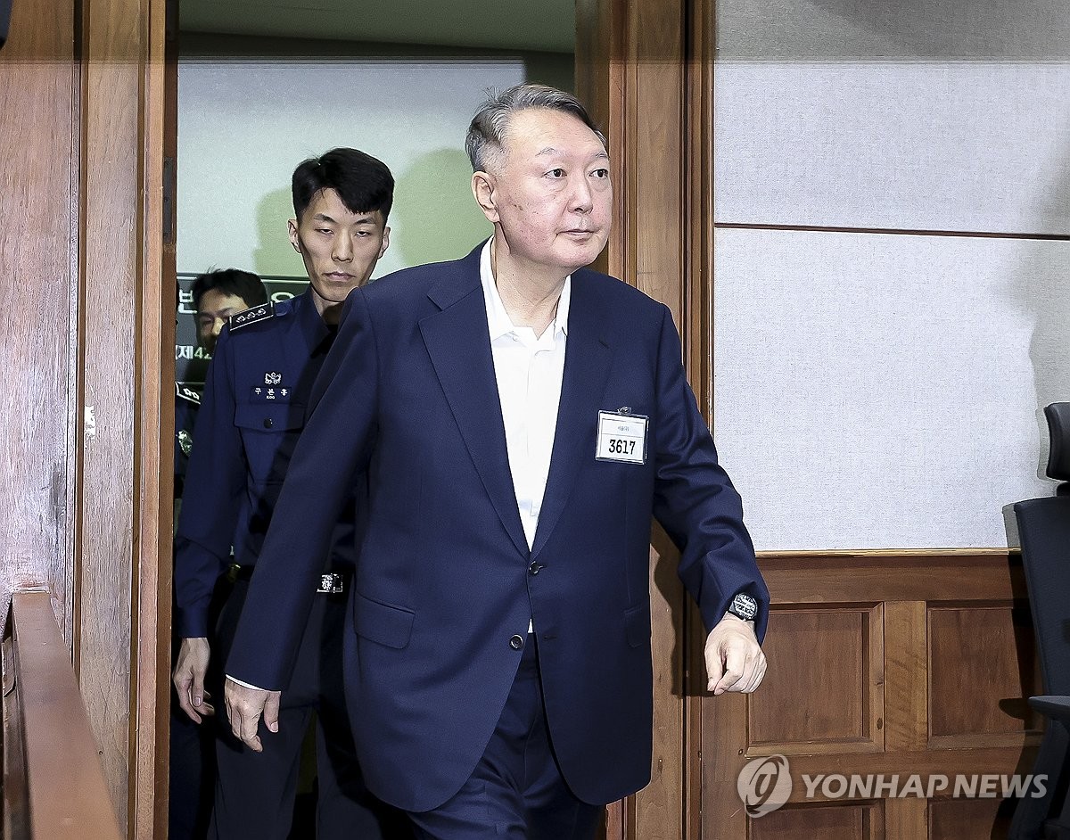 윤석열 전 대통령이 작년 9월 특수공무집행방해 등 혐의 사건 1심 1회 공판에 출석하는 모습