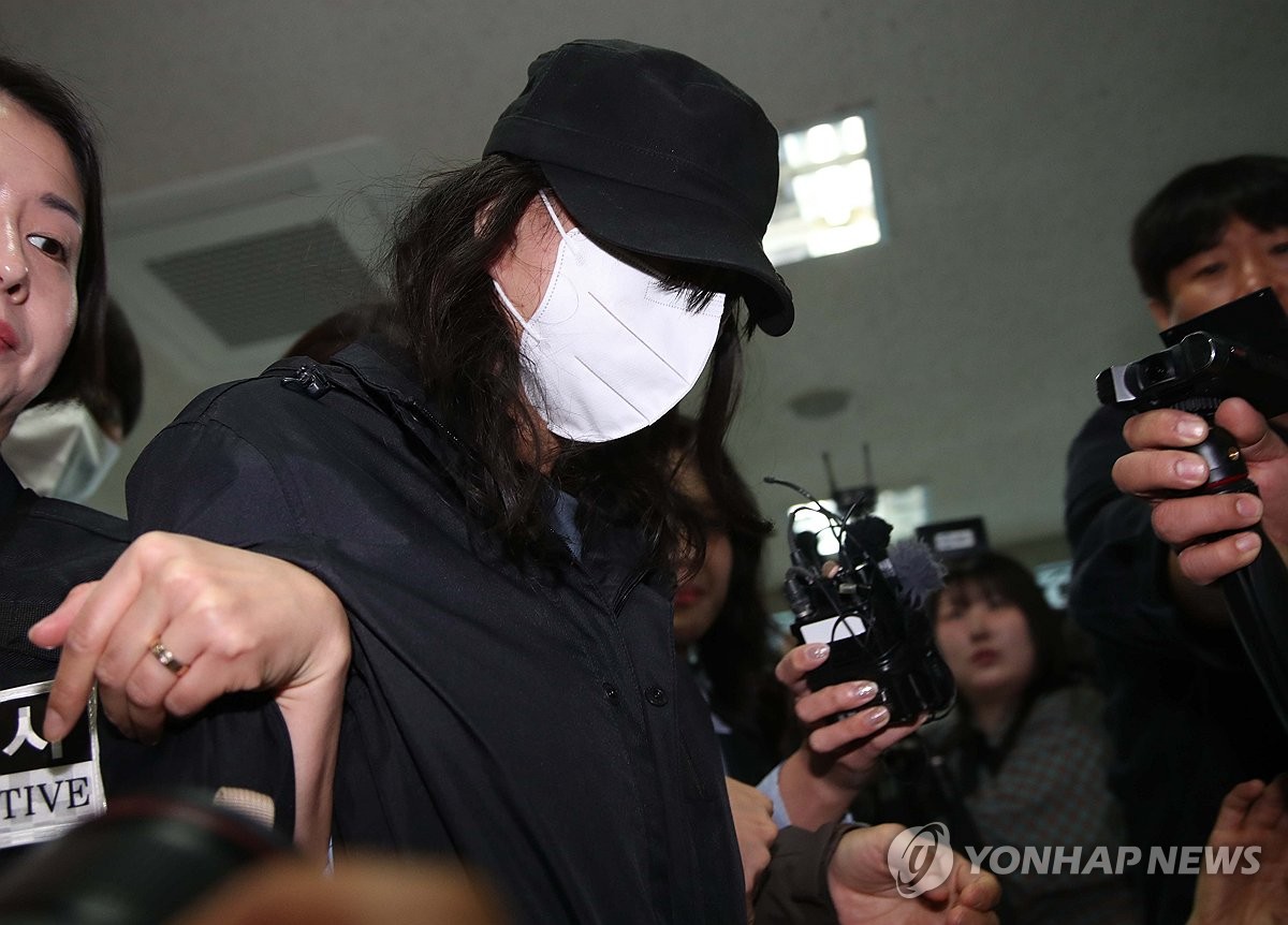 영장실질심사 받는 '캐리어 시신' 피해자 딸