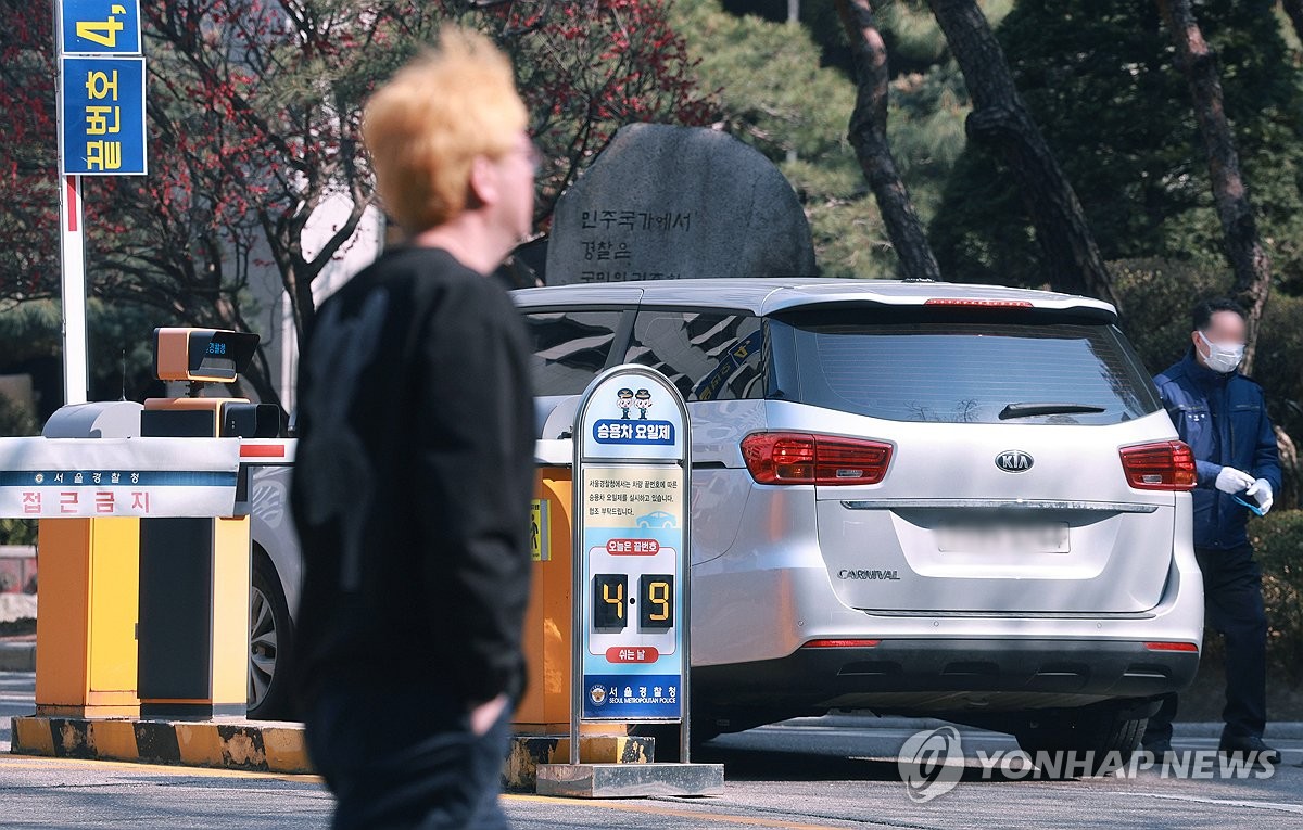 주차장으로 들어가는 차량