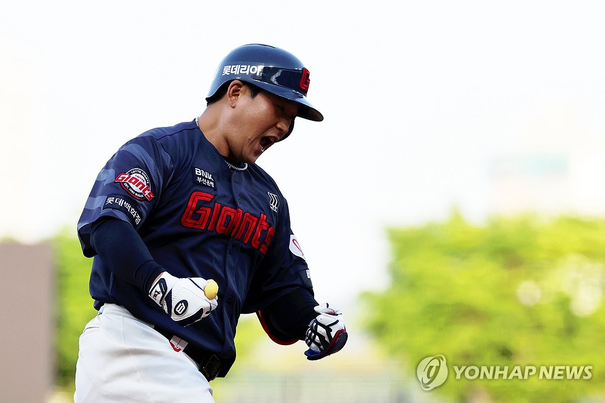 홈런 치고 환호하는 유강남
