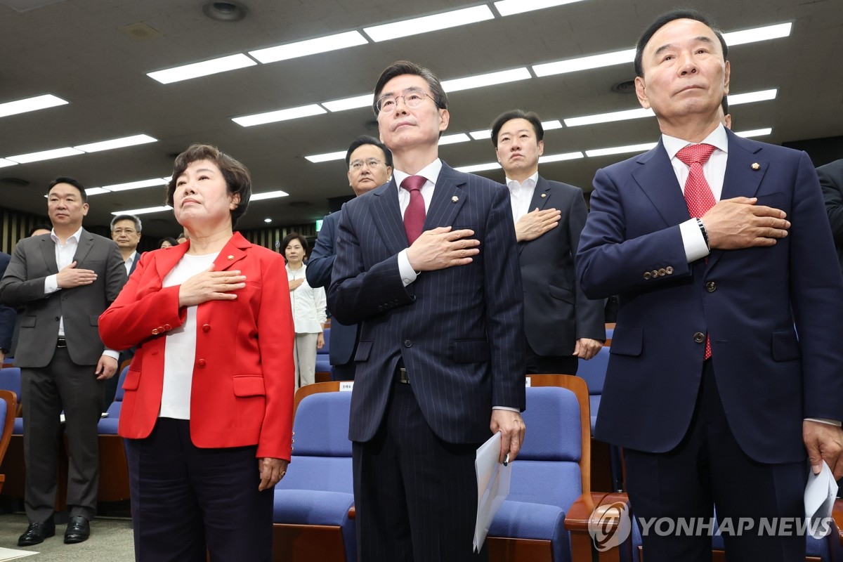 국회부의장 후보자 선출 의원총회, 국기에 경례하는 조배숙-조경태-박덕흠 의원