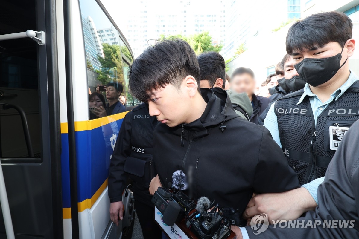 일반 살인죄로 검찰에 송치되는 '여고생 살해범' 장윤기
