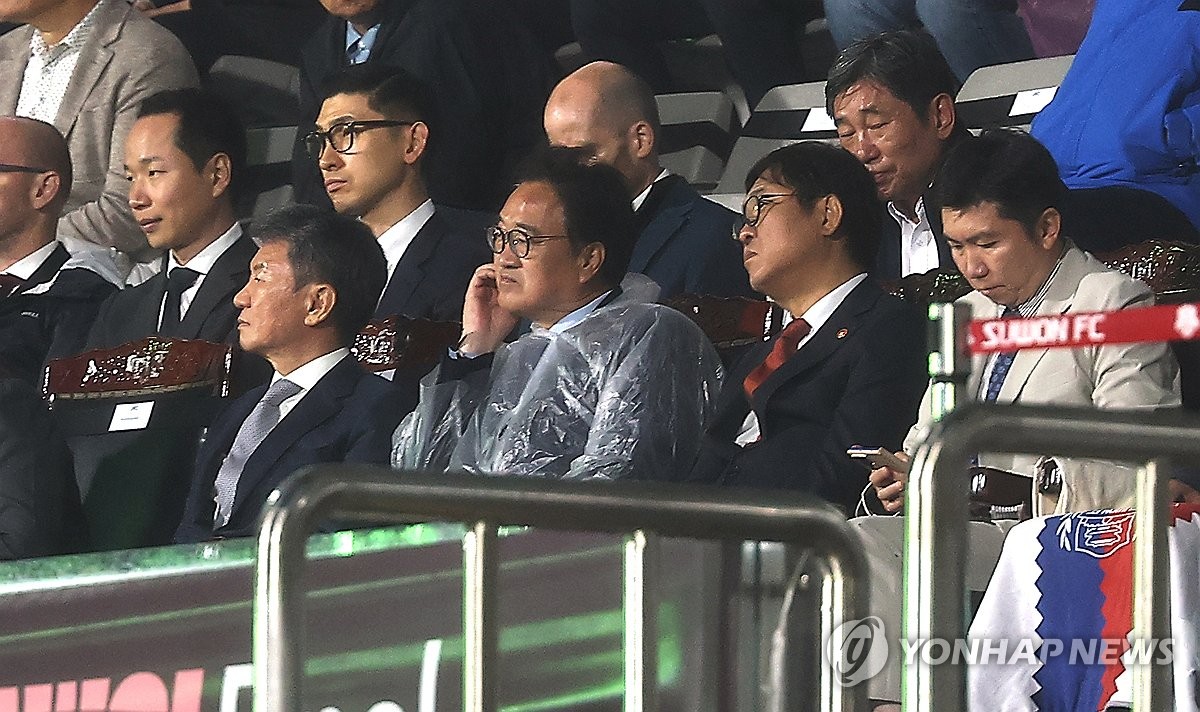 경기 관람하는 정몽규 회장·우원식 의장·최휘영 장관·유승민 회장