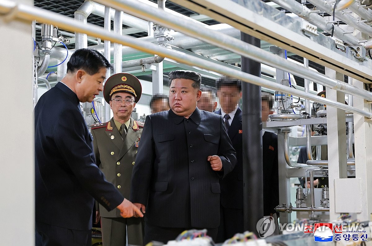 새 핵물질 생산공장 시찰하는 김정은