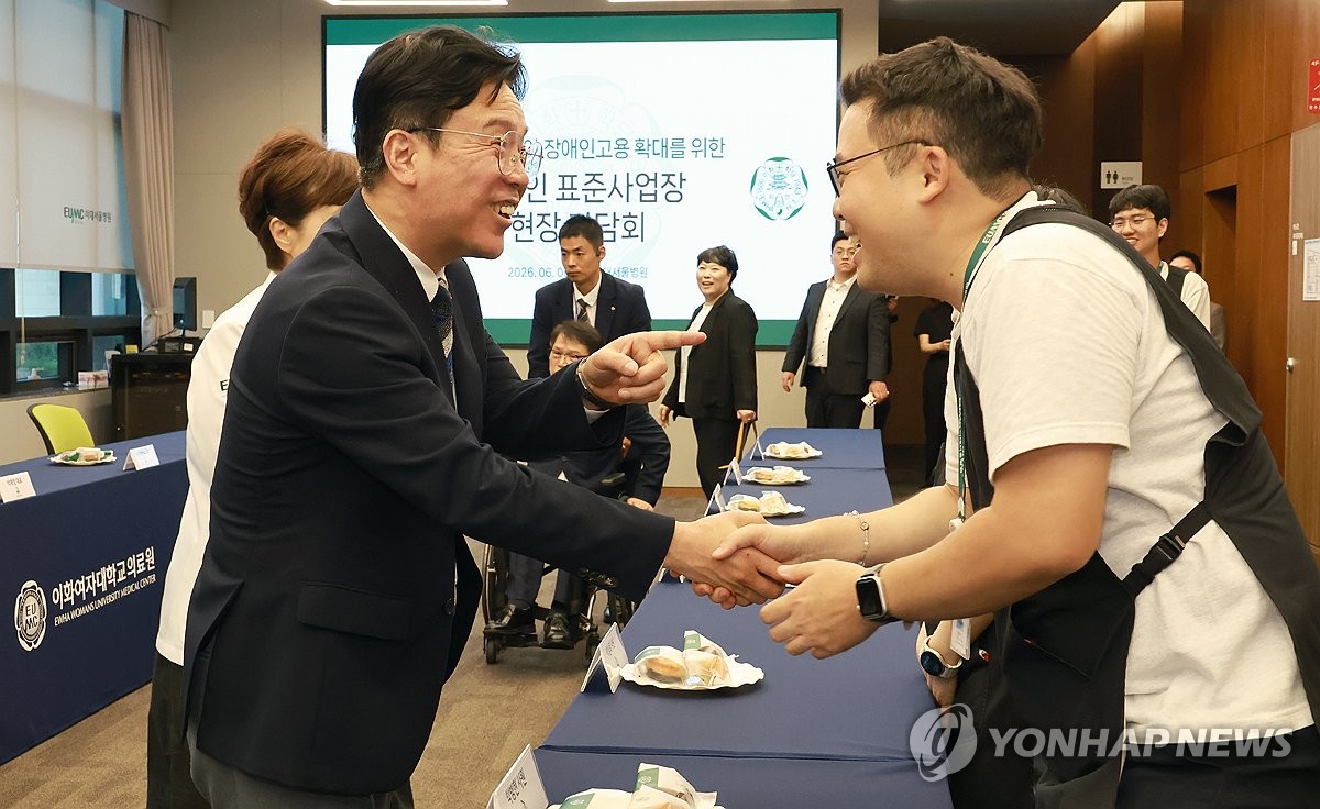 장애인 노동자 격려하는 김영훈 장관