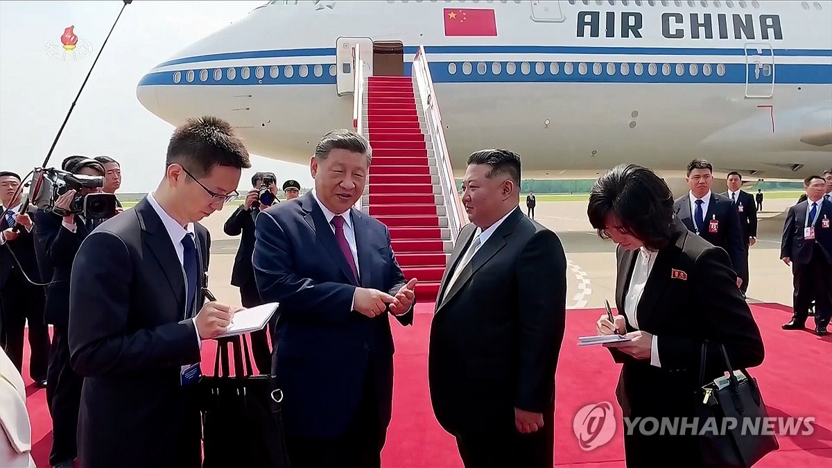 지난달 평양 방문 마무리 앞두고 김정은과 환담하는 시진핑