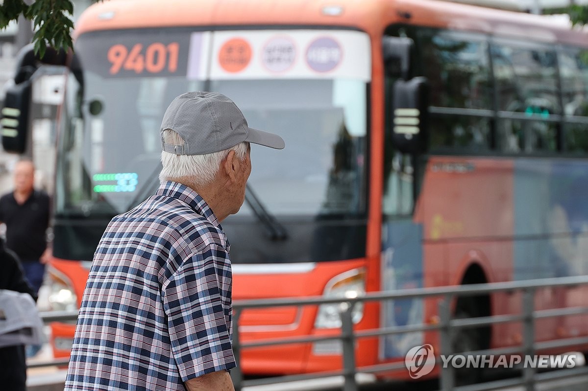 버스 바라보는 어르신