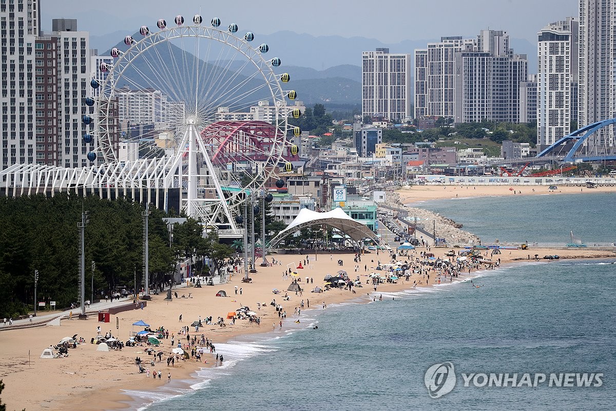 피서객으로 붐비는 속초 해수욕장