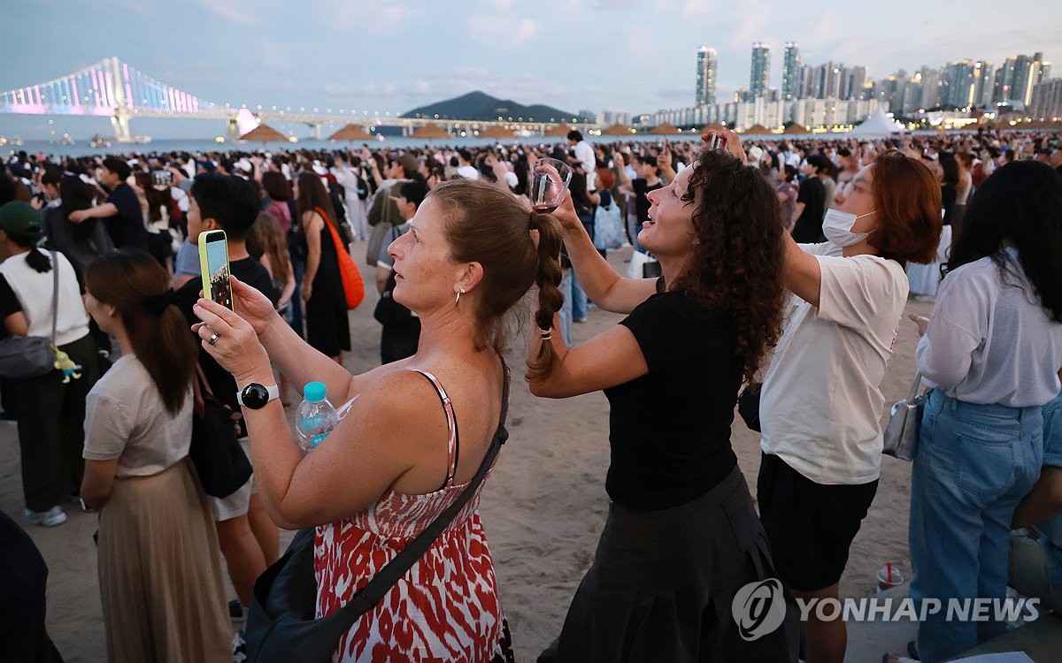 광안리 드론쇼 촬영하는 외국인들