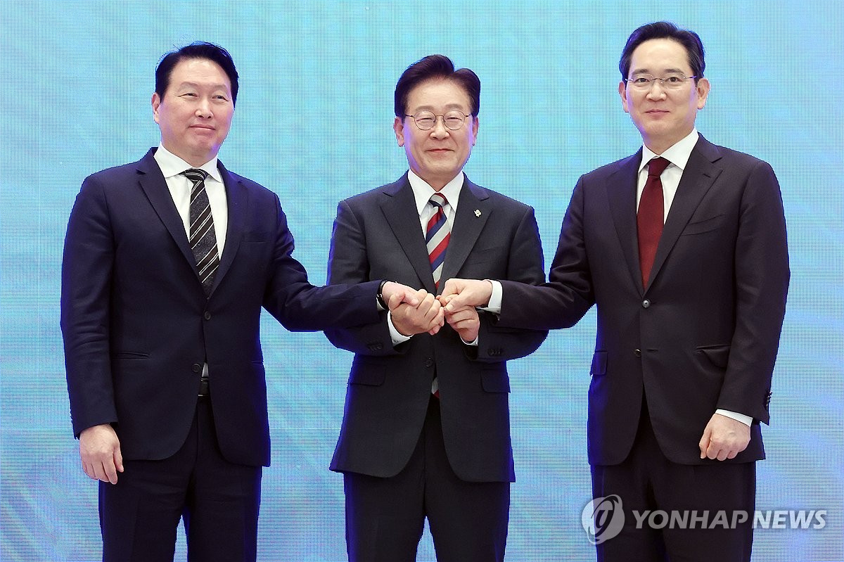 손잡은 이재명 대통령과 이재용·최태원 회장