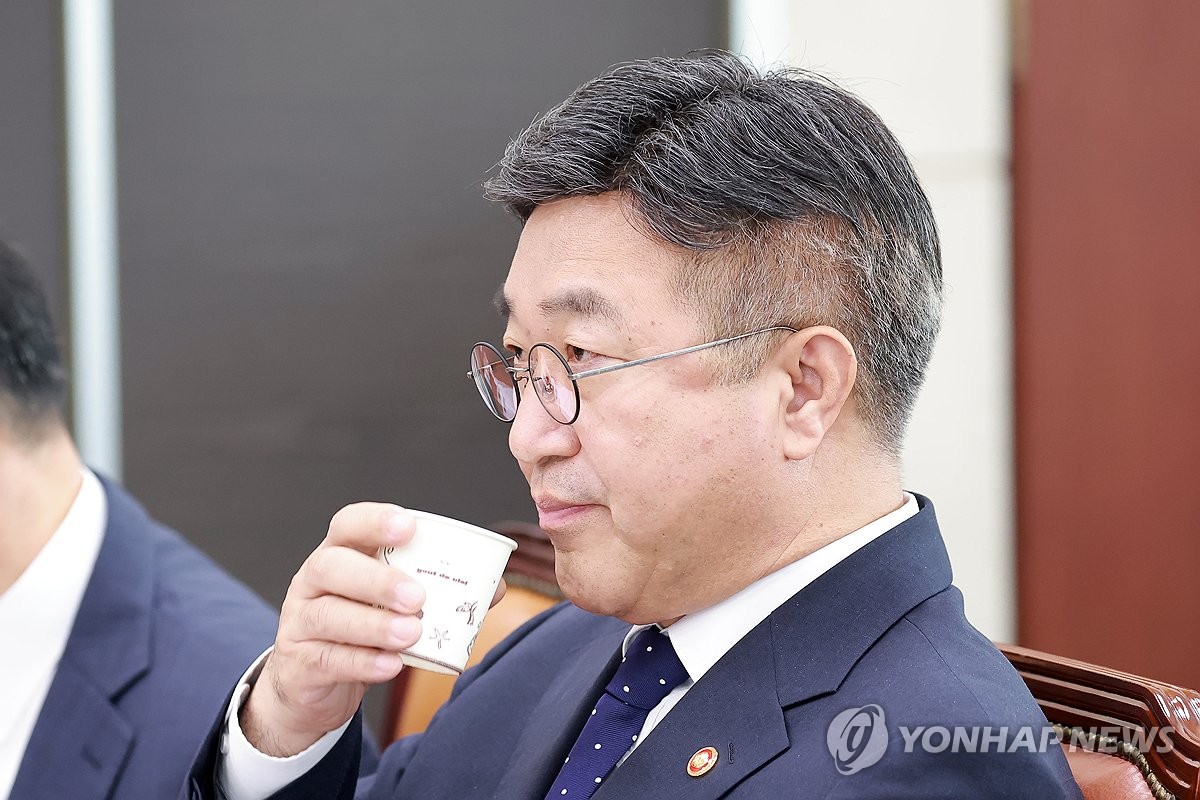 목 축이는 윤호중 행안장관