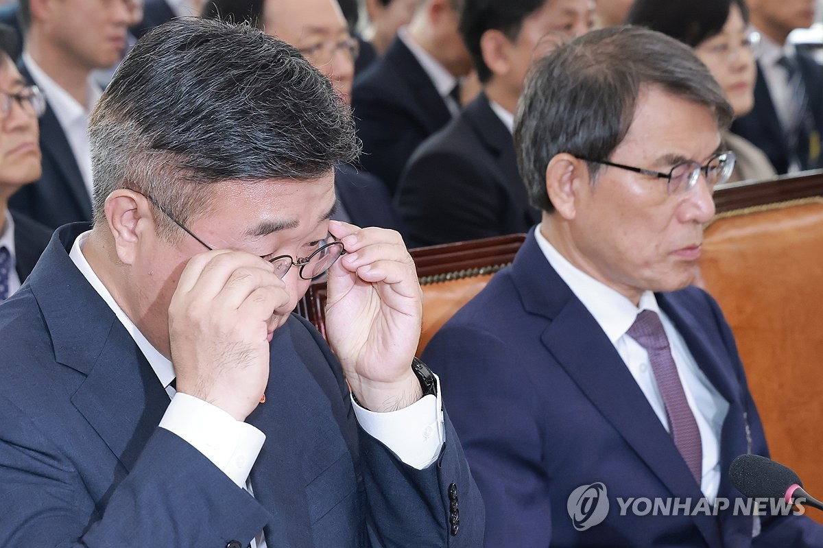 안경 고쳐 쓰는 윤호중 행안장관