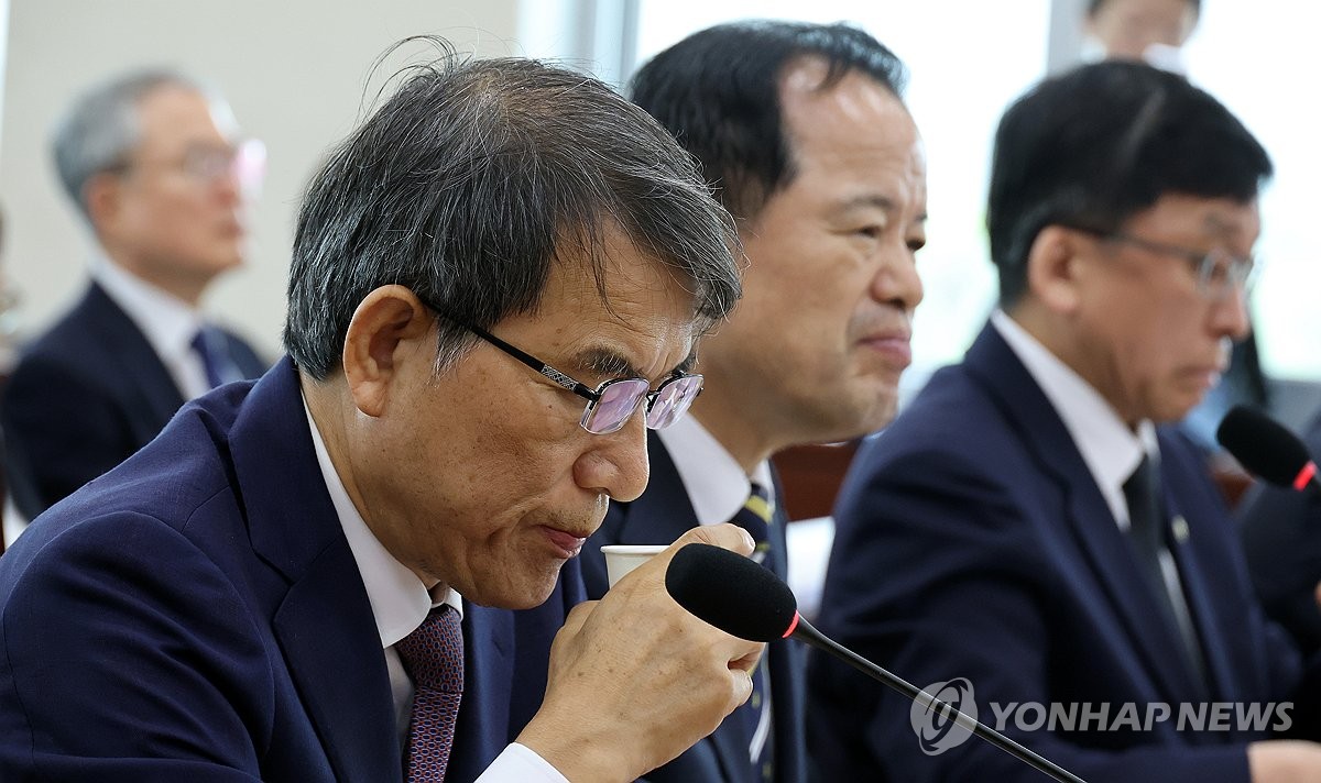 목 축이는 노태악 전 선관위원장