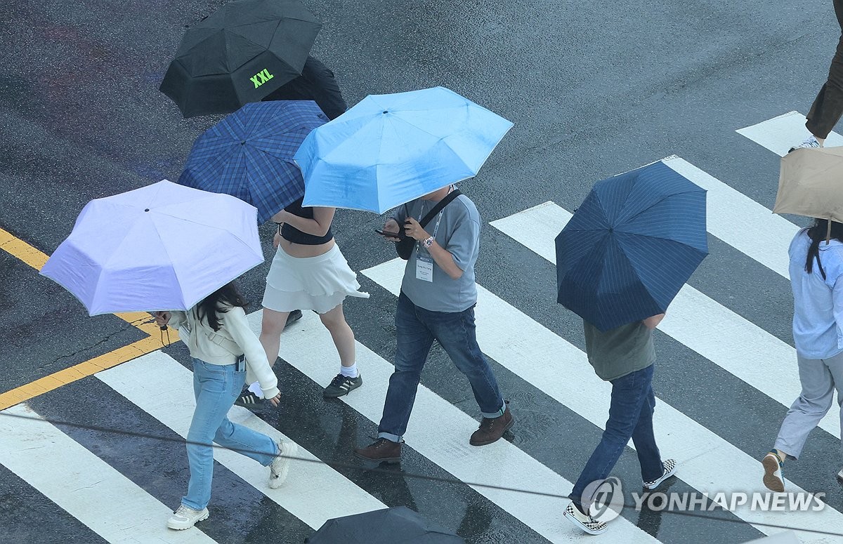 우산 쓰고