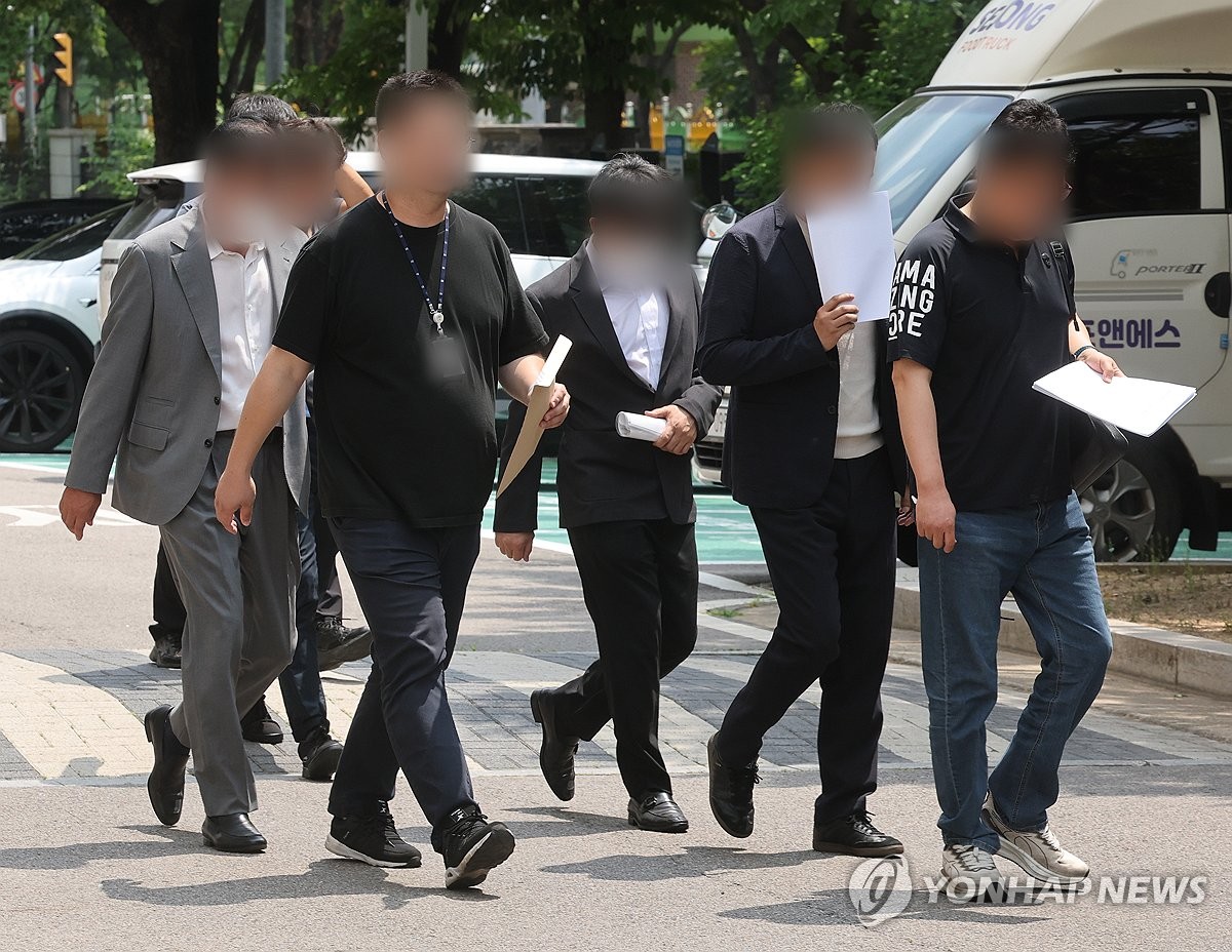 '주가조작 패가망신 1호' 피의자들 구속심사 출석