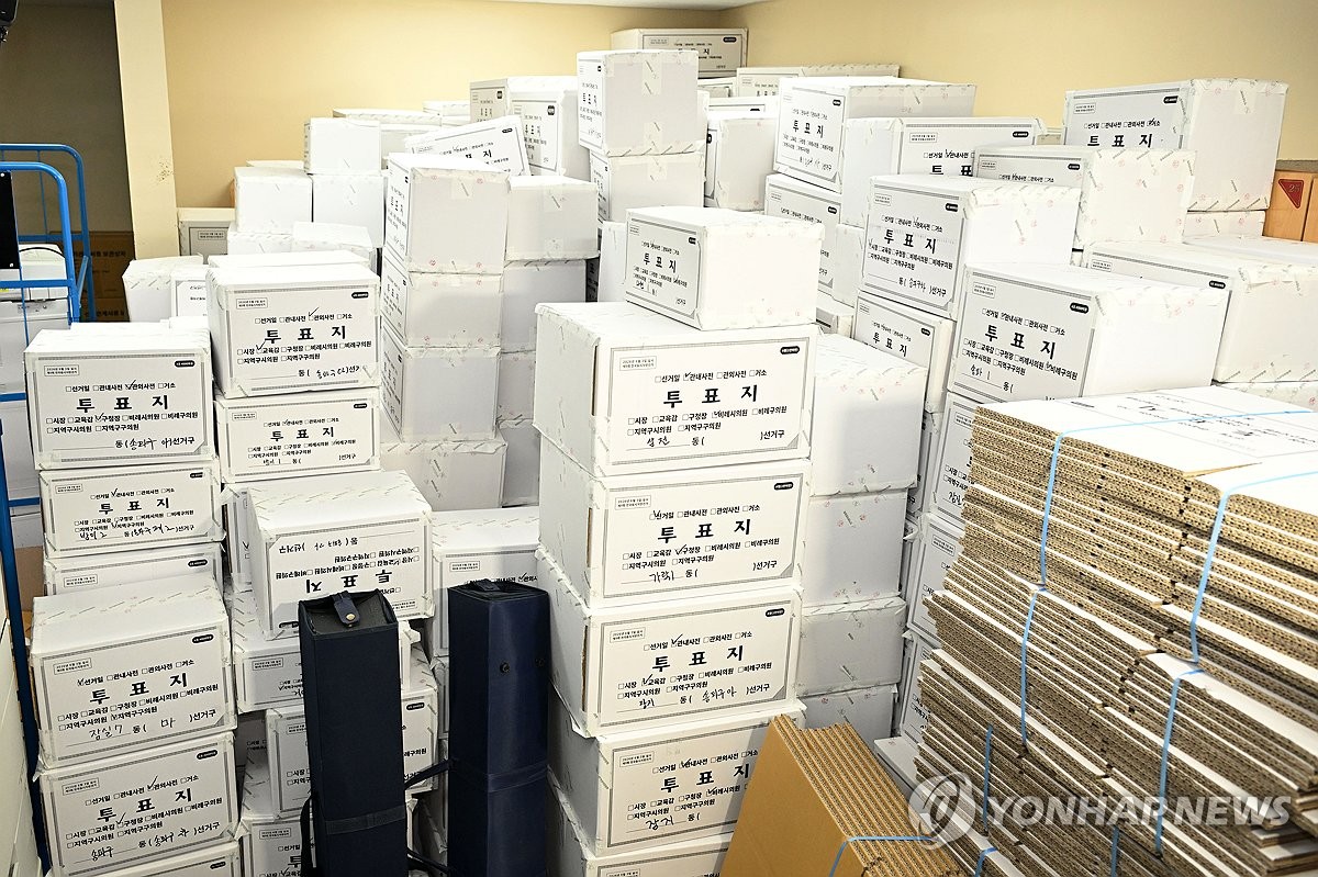 올림픽공원 개표소에 쌓여 있는 투표용지 보관상자
