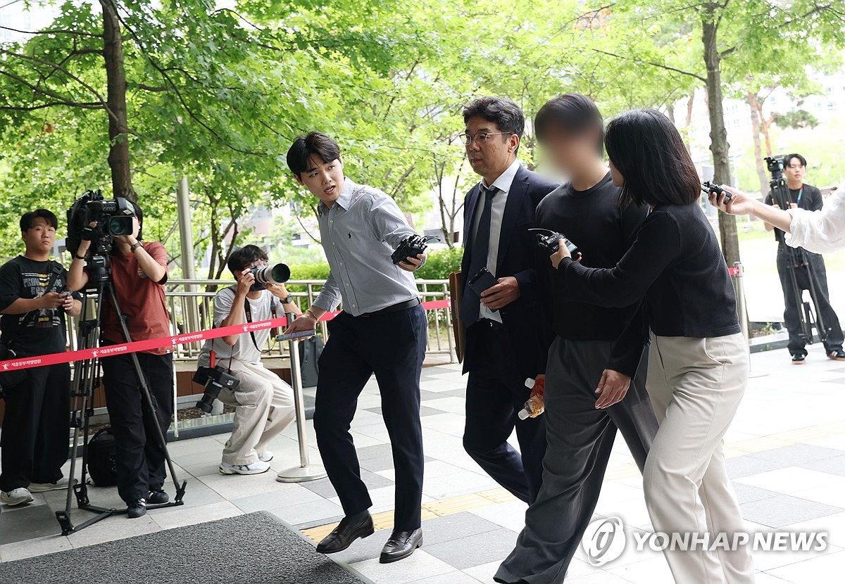 '개표소 시위' 경찰관 폭행 20대 영장실질심사