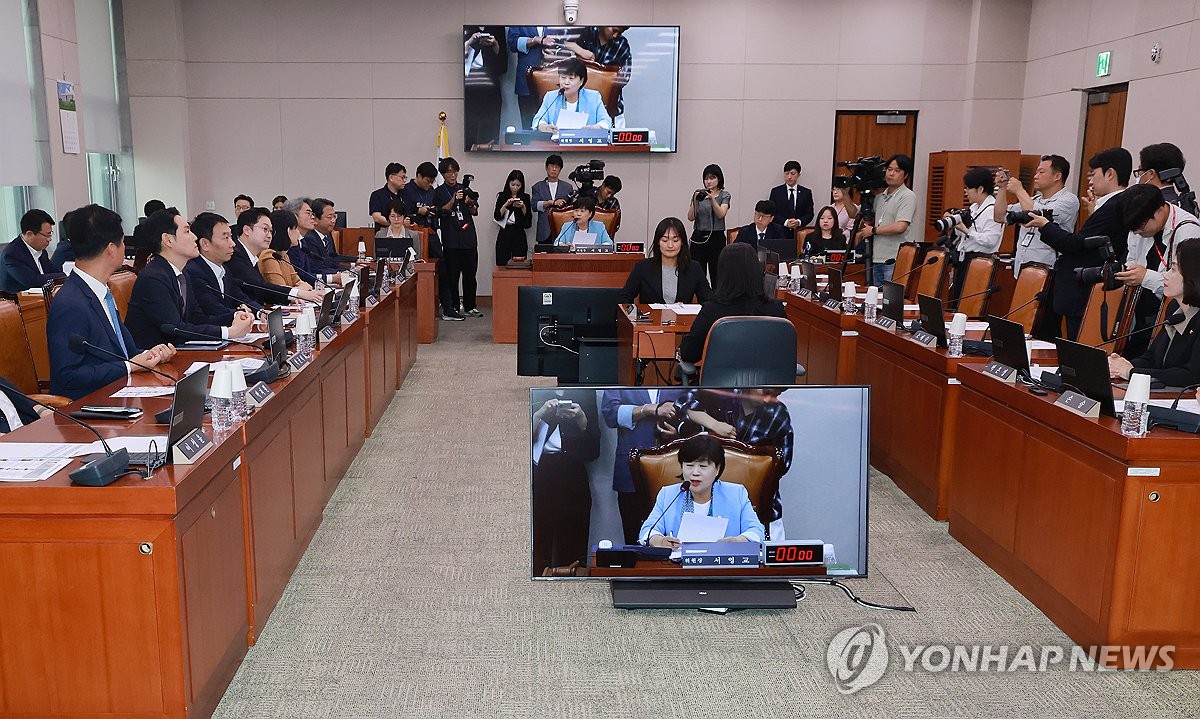 후반기 법사위 첫 회의 진행하는 서영교 위원장