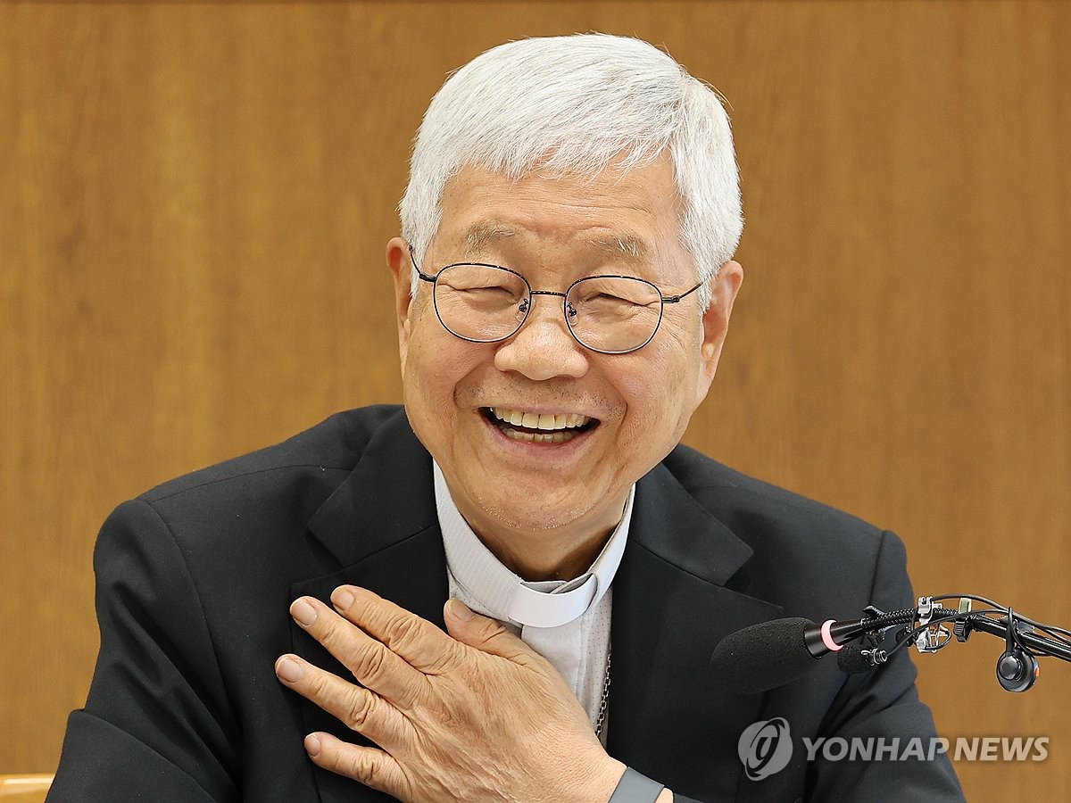 활짝 웃는 유흥식 추기경