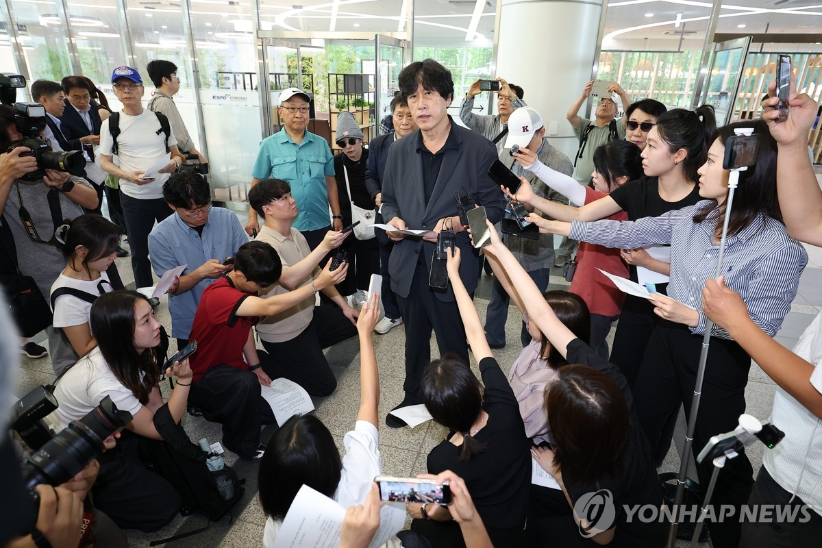 취재진 질문에 답하는 김동연 배재학당총동창회장