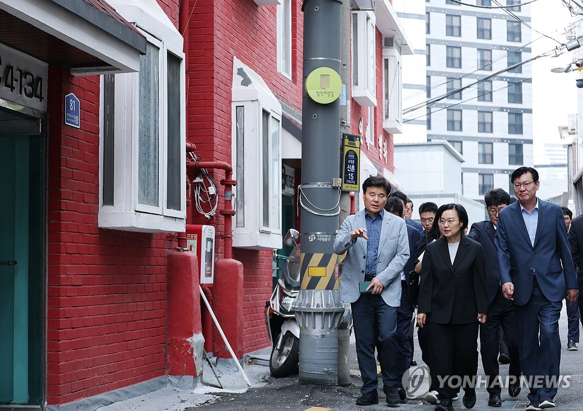 신촌 원룸 밀집 지역 도보 점검 나선 한성숙 국무총리