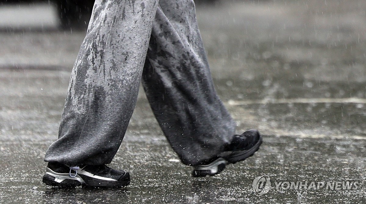 바지까지 적신 비