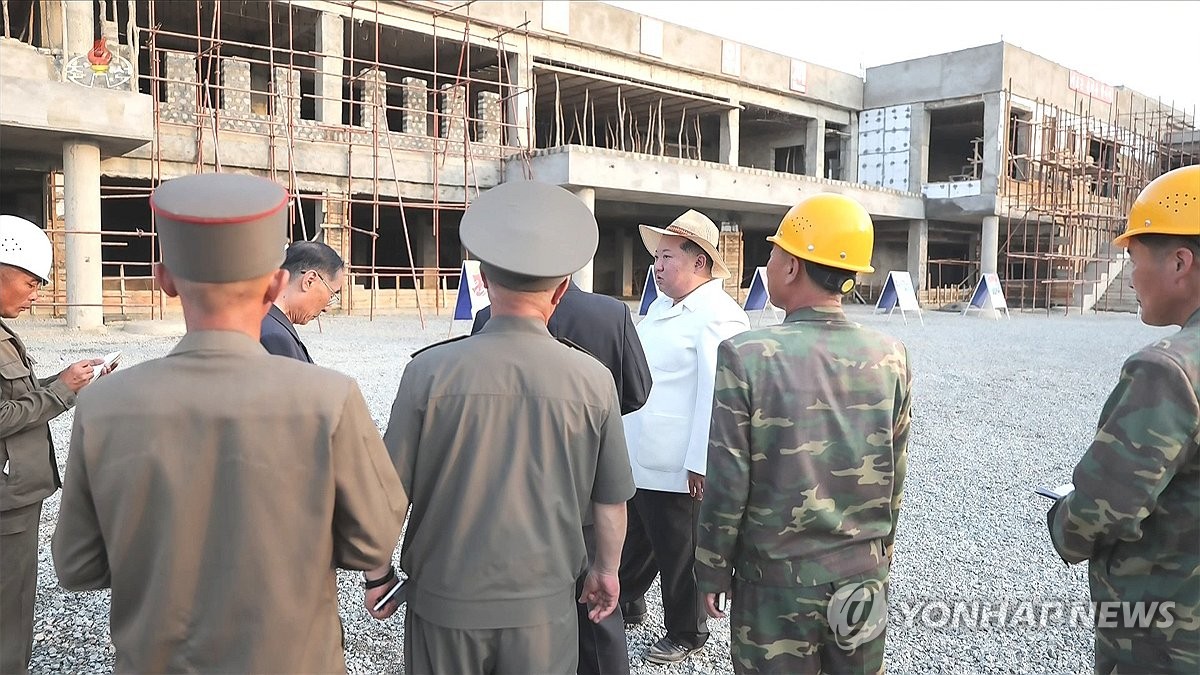 김정은, 낙원군 지방공장 건설 현장 시찰
