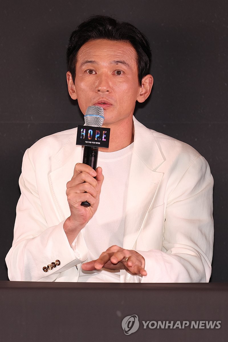 질문에 답하는 황정민