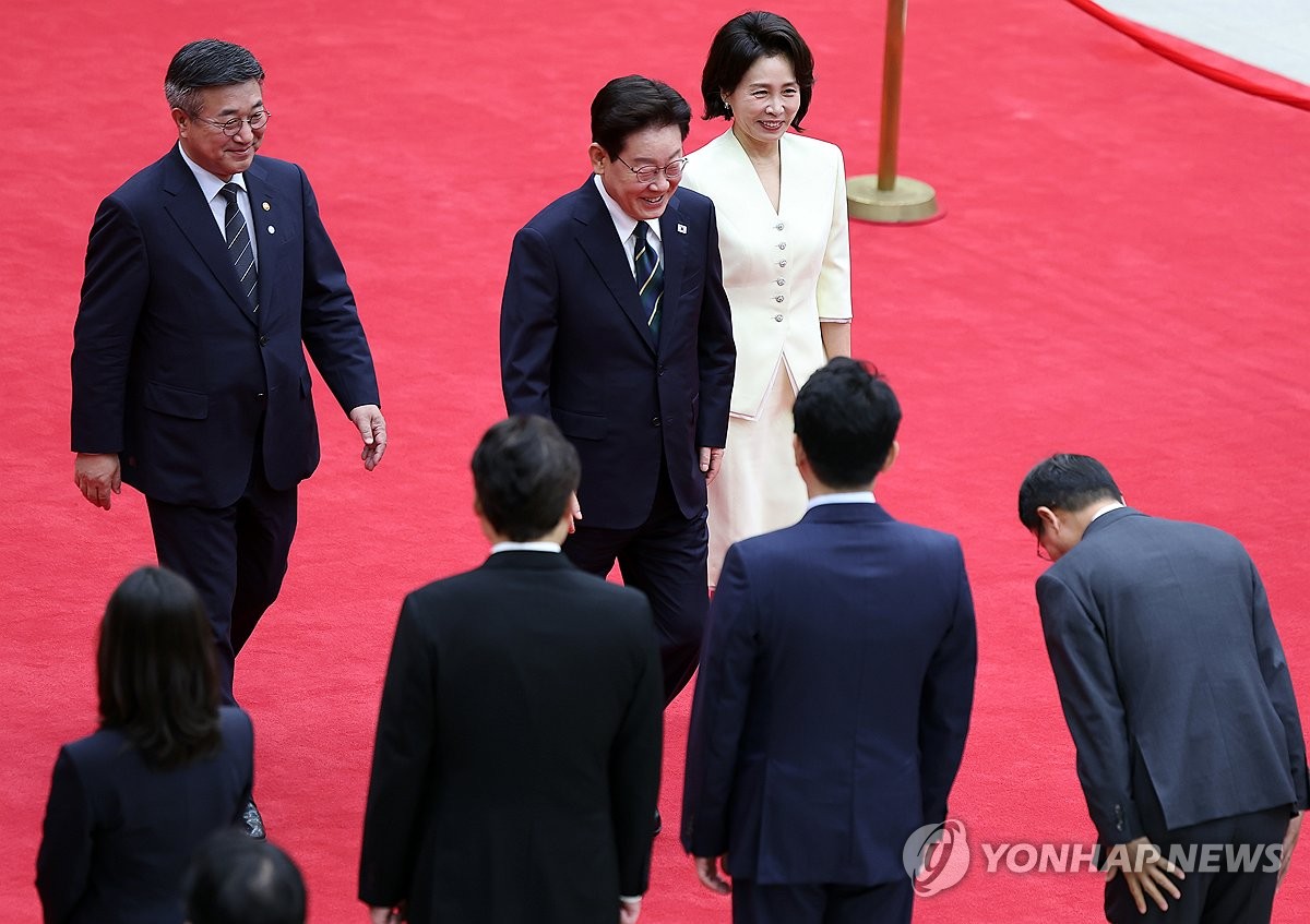 이재명 대통령 부부, 나토 정상회의·몽골 순방차 출국