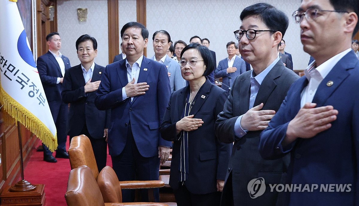 국기에 경례하는 한성숙 국무총리