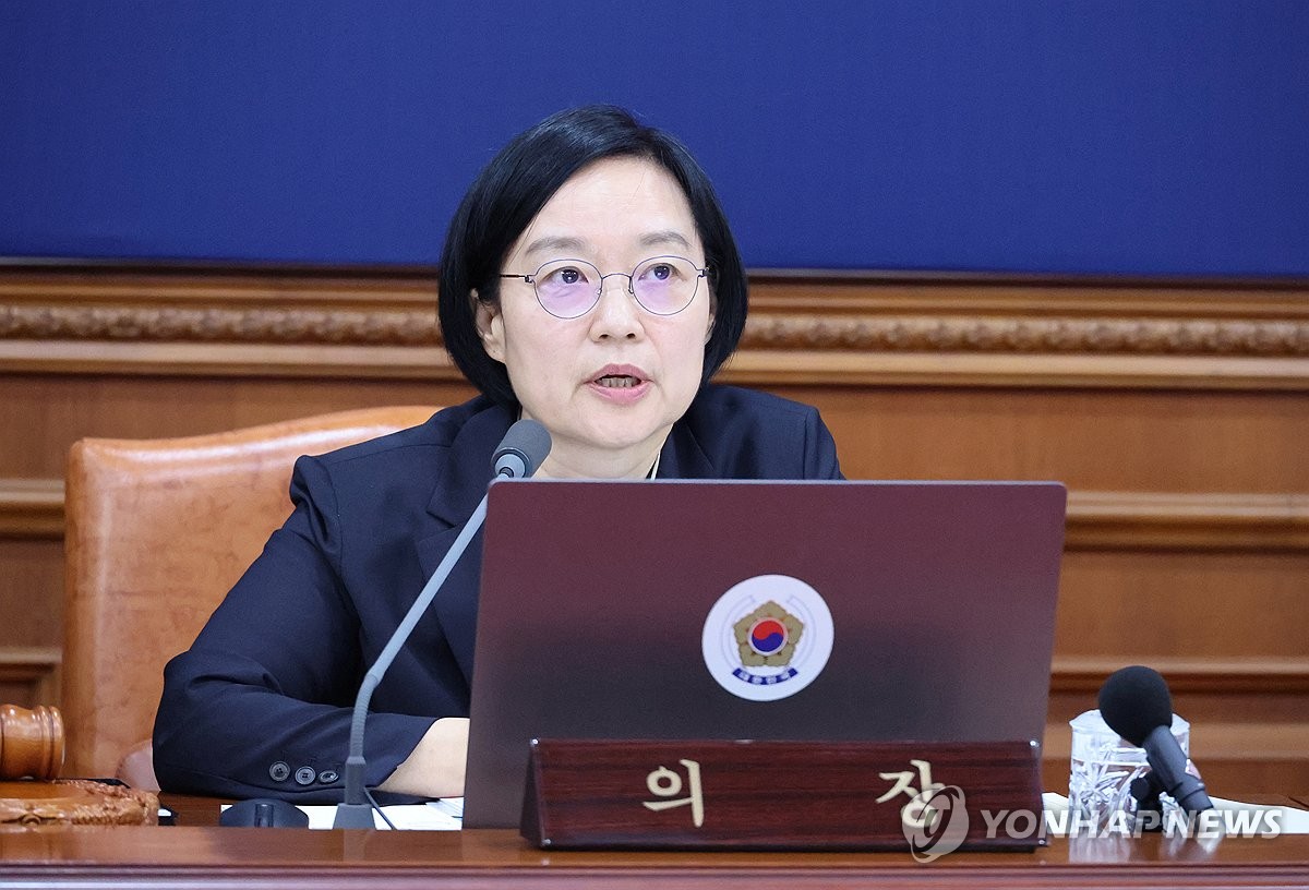 첫 국무회의 주재하는 한성숙 국무총리