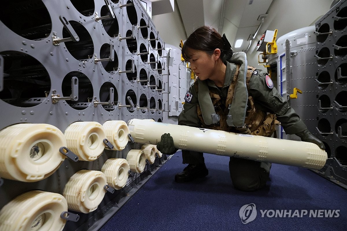 수중음파탐지부표 장착한 해군 P-8A