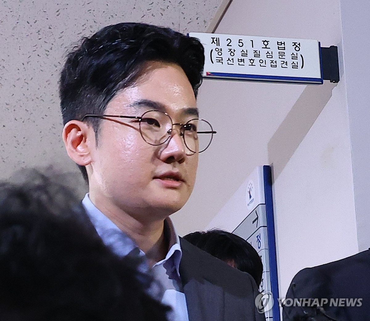 피습 자작극 혐의 정이한, 구속심사 출석