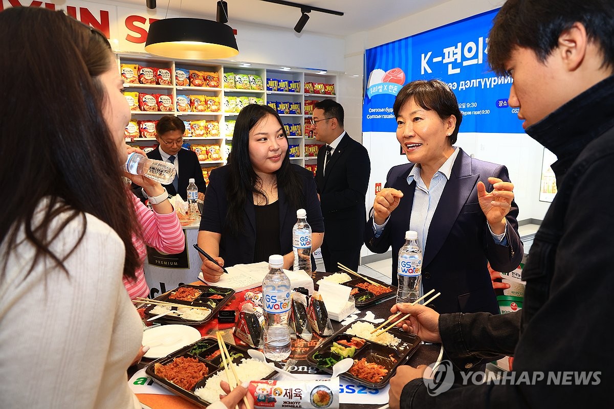 송미령 장관, 현지 청년들과 K-편의점 도시락 시식 간담회