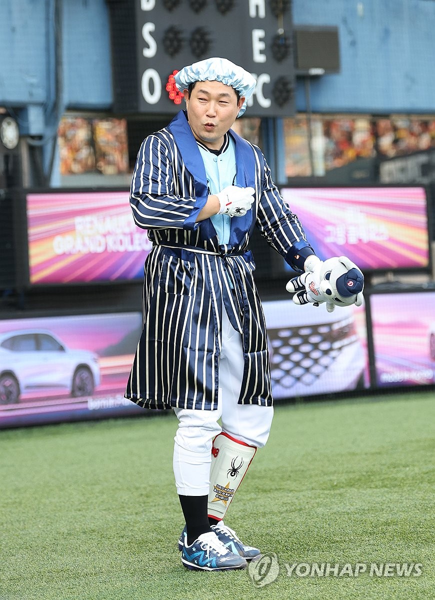 잠옷 입고 입장하는 양의지